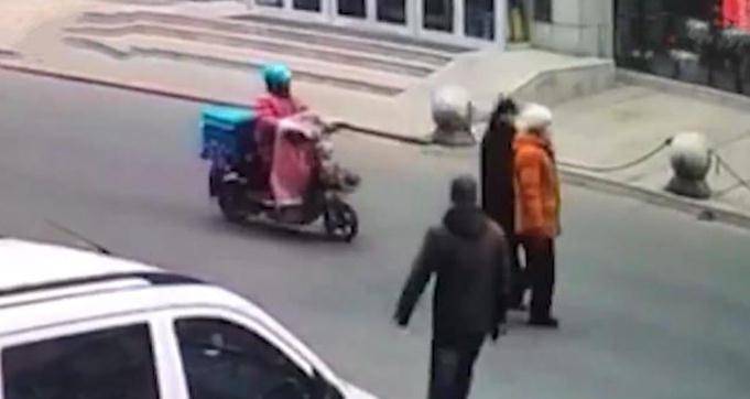 
辽宁一男子当街行凶 致7人死亡7人受伤 官方通报：抨击社会|太阳成tyc7111cc(图2)