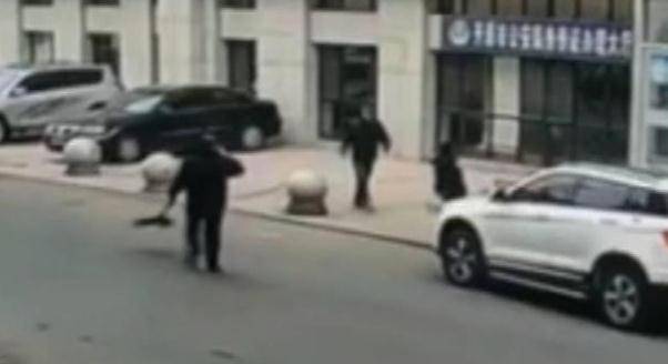 
辽宁一男子当街行凶 致7人死亡7人受伤 官方通报：抨击社会|太阳成tyc7111cc(图6)