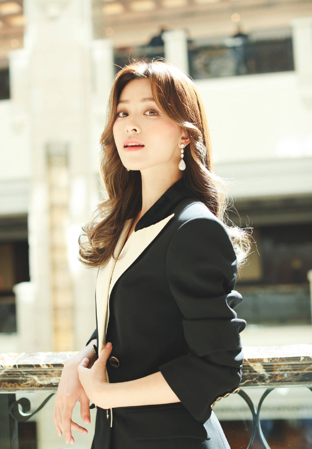 曾是杨颖闺蜜却寂静多年才走红 今穿1万7的套装被赞:真霸气-太阳成tyc7111cc(图9)
曾是杨颖闺蜜却寂静多年才走红 今穿1万7的套装被赞:真霸气-太阳成tyc7111cc(图9)