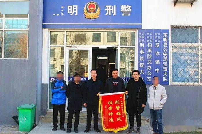 ‘太阳成tyc7111cc’
东明警方押解3名犯罪嫌疑人公然指认现场(图13)